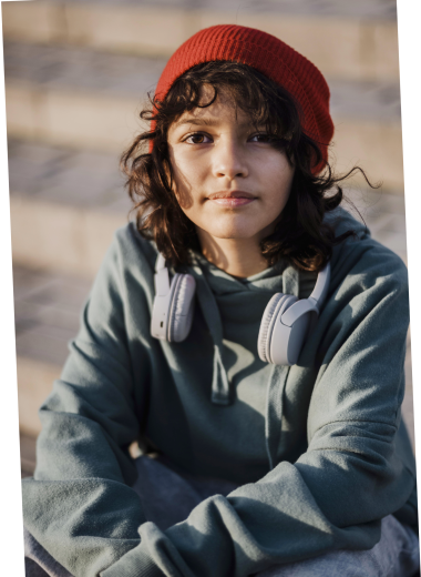 vue-de-face-de-l-adolescent-avec-un-casque